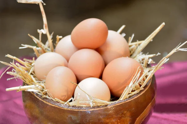Keranjang dengan telur — Stok Foto