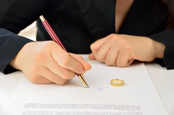 Signing divorce agreement — Stock Photo, Image