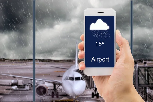 Previsioni meteo con smartphone in aeroporto — Foto Stock