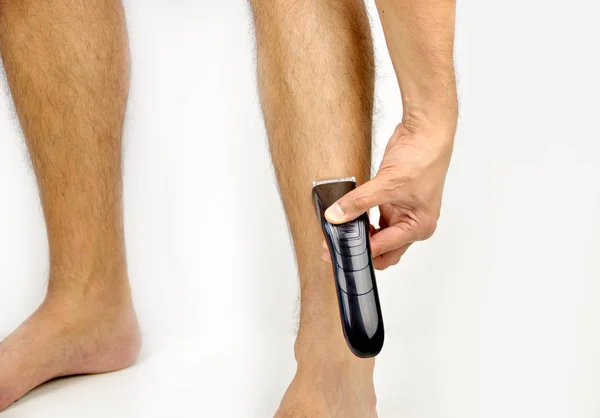 Za pomocą elektryczne maszynki do golenia na nogi — Zdjęcie stockowe