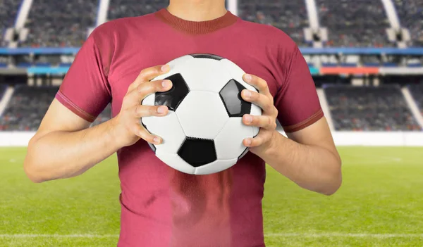 Jugador de fútbol sosteniendo la pelota — Foto de Stock