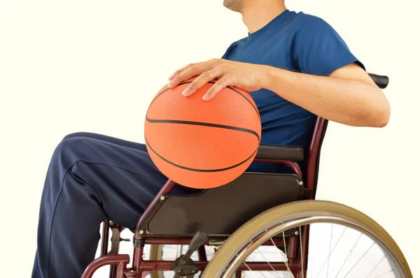 Hombre en silla de ruedas jugando baloncesto — Foto de Stock