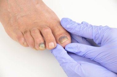Doktor hastayı muayene ediyor.