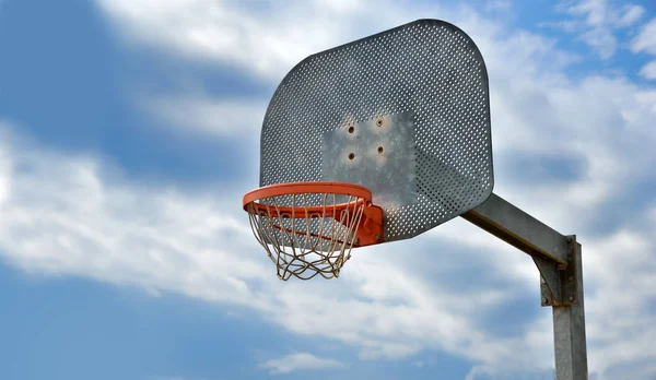 Одинокий баскетбол — стоковое фото