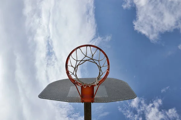 Vista do aro de basquete — Fotografia de Stock