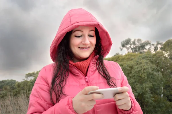 Pomocí vodotěsné telefon v zamračený den — Stock fotografie