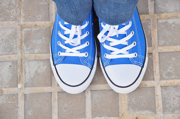 Zapatillas azules en la ciudad — Foto de Stock