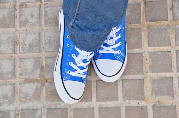 Joven con zapatillas azules — Foto de Stock