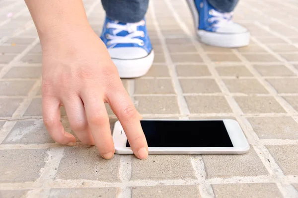 Encontrar un smartphone moderno en la calle — Foto de Stock