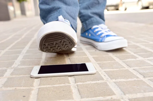 Pisando el teléfono inteligente en la ciudad — Foto de Stock