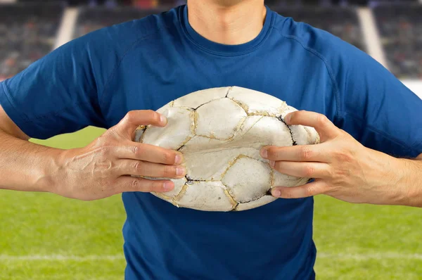 Παίκτης ποδοσφαίρου σπάζοντας το παιχνίδι — Φωτογραφία Αρχείου