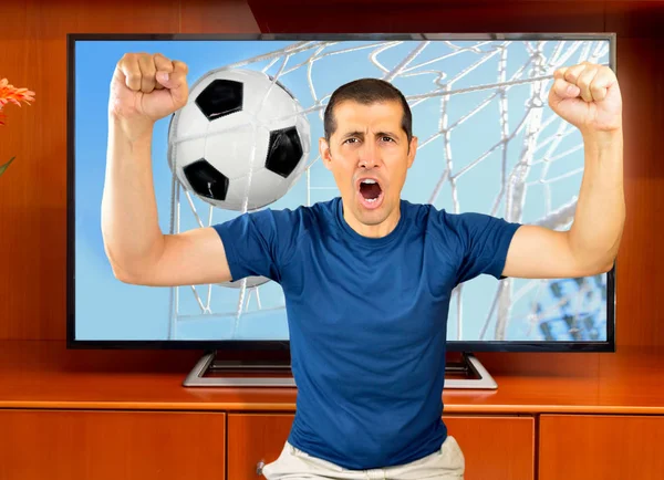 Евфорический человек смотрит спортивное телевидение — стоковое фото