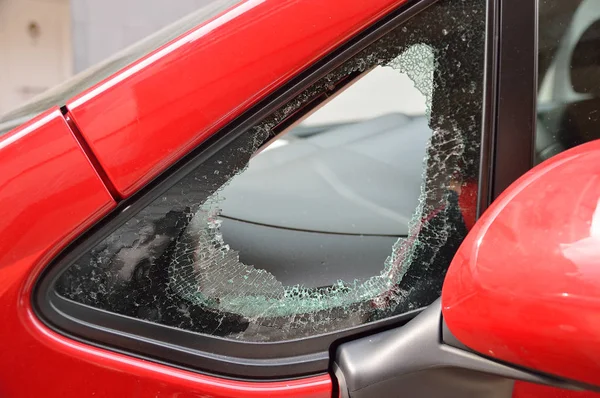 Carro quebrado por roubo — Fotografia de Stock