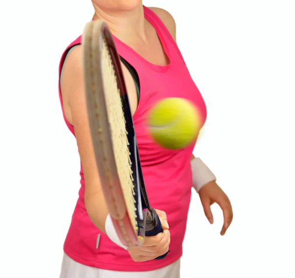 Женщина бьет теннисный мяч — стоковое фото