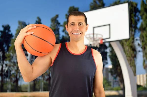 Segurando um basquete — Fotografia de Stock