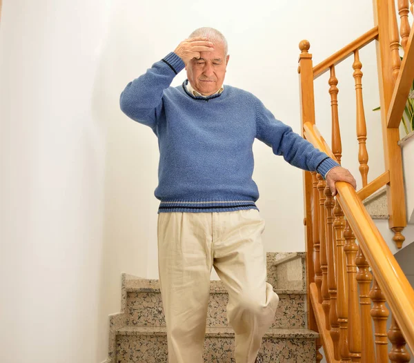 Чоловік з слабкістю біля сходів будинку — стокове фото