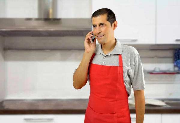 Spreken met telefoon op de keuken — Stockfoto