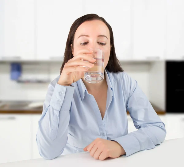 Donna assetata bere acqua — Foto Stock