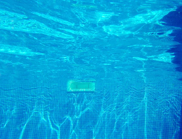 Un purificador de agua en la piscina — Foto de Stock