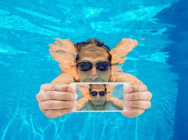 Selfie à beira da piscina — Fotografia de Stock