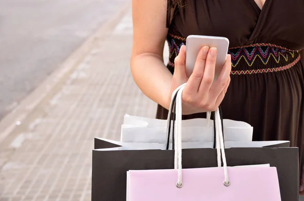 Mulher bonita compras e usando o celular — Fotografia de Stock