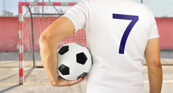 Homem segurando uma bola de futebol — Fotografia de Stock