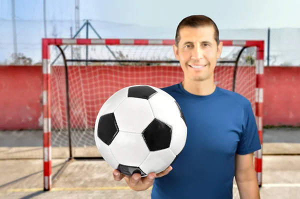 Homem feliz segurando uma bola de futebol — Fotografia de Stock