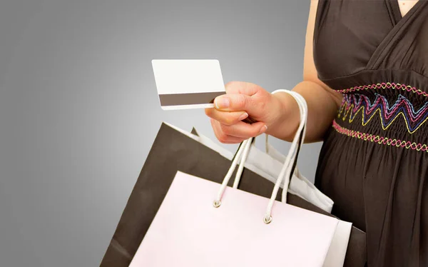 Nő a shopaholic hitelkártyával — Stock Fotó