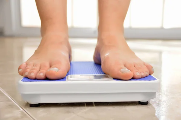 Měření její váha — Stock fotografie