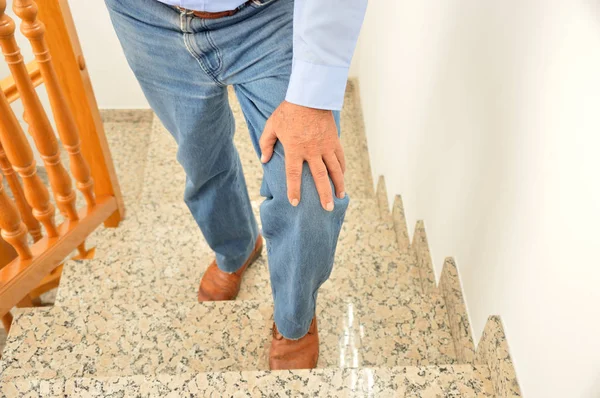 Apenas puedo subir las escaleras. —  Fotos de Stock