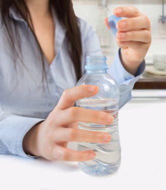 susamış kadın içme suyu