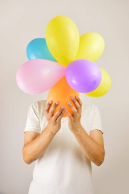 Balonlar arkasındaki adam