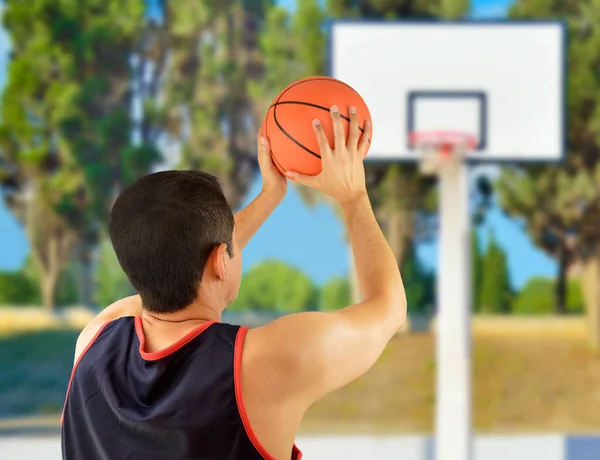 Jugador de baloncesto en pose de tiro libre — Foto de Stock