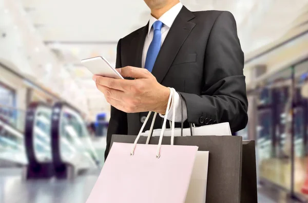 Homem de compras usando o celular — Fotografia de Stock