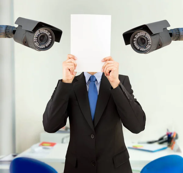 Uomo d'affari che si copre il viso in ufficio — Foto Stock