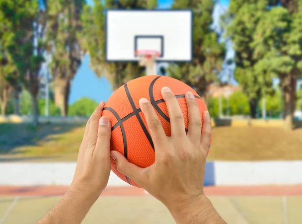 Tiro di un giocatore di basket — Foto Stock