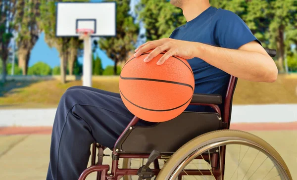 Hombre en silla de ruedas jugando baloncesto — Foto de Stock