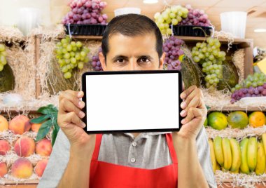 meyve tezgâhtar tablet tutuyor