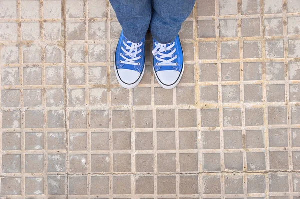 Zapatillas azules en la ciudad — Foto de Stock