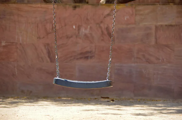 Üres swing a parkban — Stock Fotó