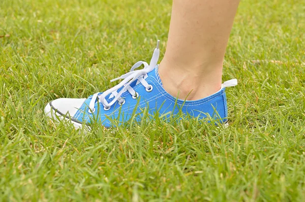 Zapatillas deportivas y hierba — Foto de Stock