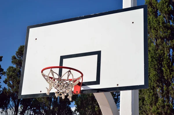 Einsamer Basketballkorb — Stockfoto