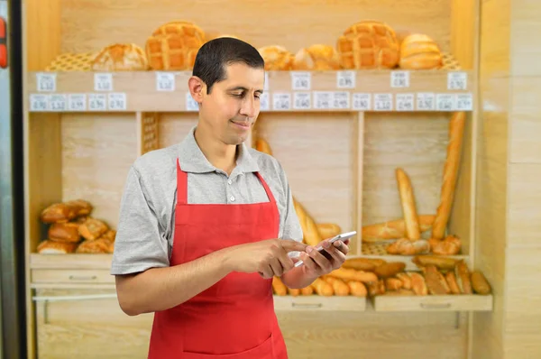 スマート フォンを使用してのパン屋 — ストック写真