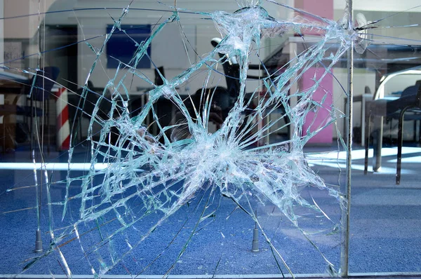 关闭破碎的办公室窗户玻璃 — 图库照片
