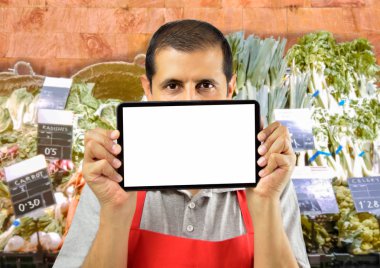 Manav bir tablet tutuyor