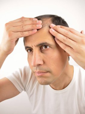 endişeli adam uzaklaşıyorsun saç ile 