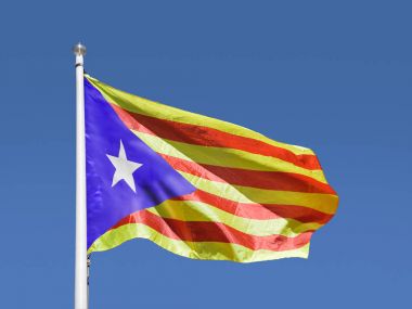  Katalan estelada bayrak mavi gökyüzü ile