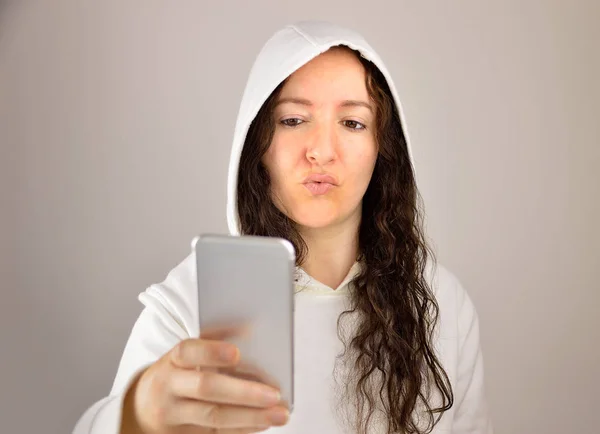 Sending a kiss with phone — Stock Photo, Image