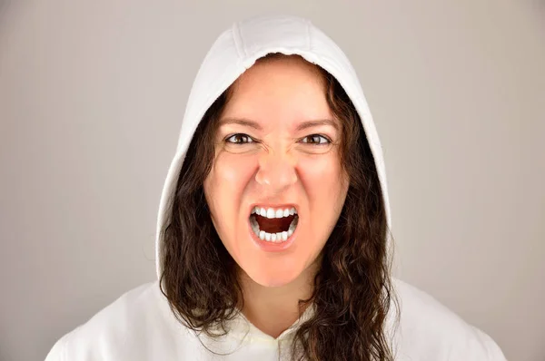 Femme narling avec sweat à capuche — Photo