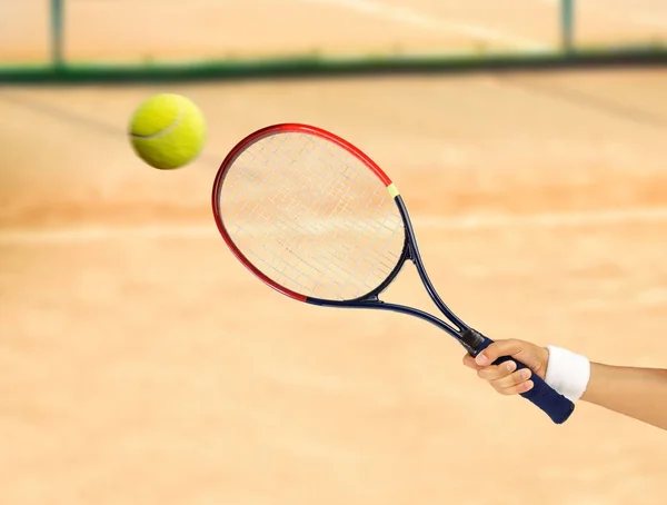 Bater uma bola de tênis — Fotografia de Stock